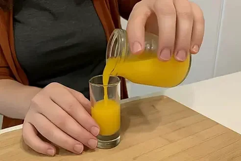 Limones frescos cortados en una tabla de madera