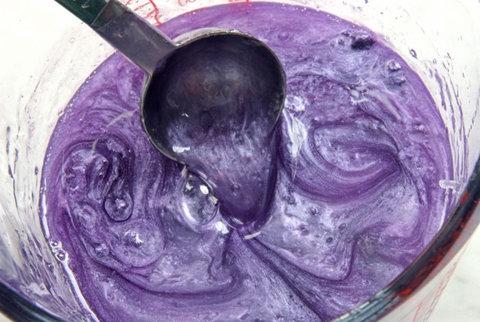 Col morada fresca en un mercado
